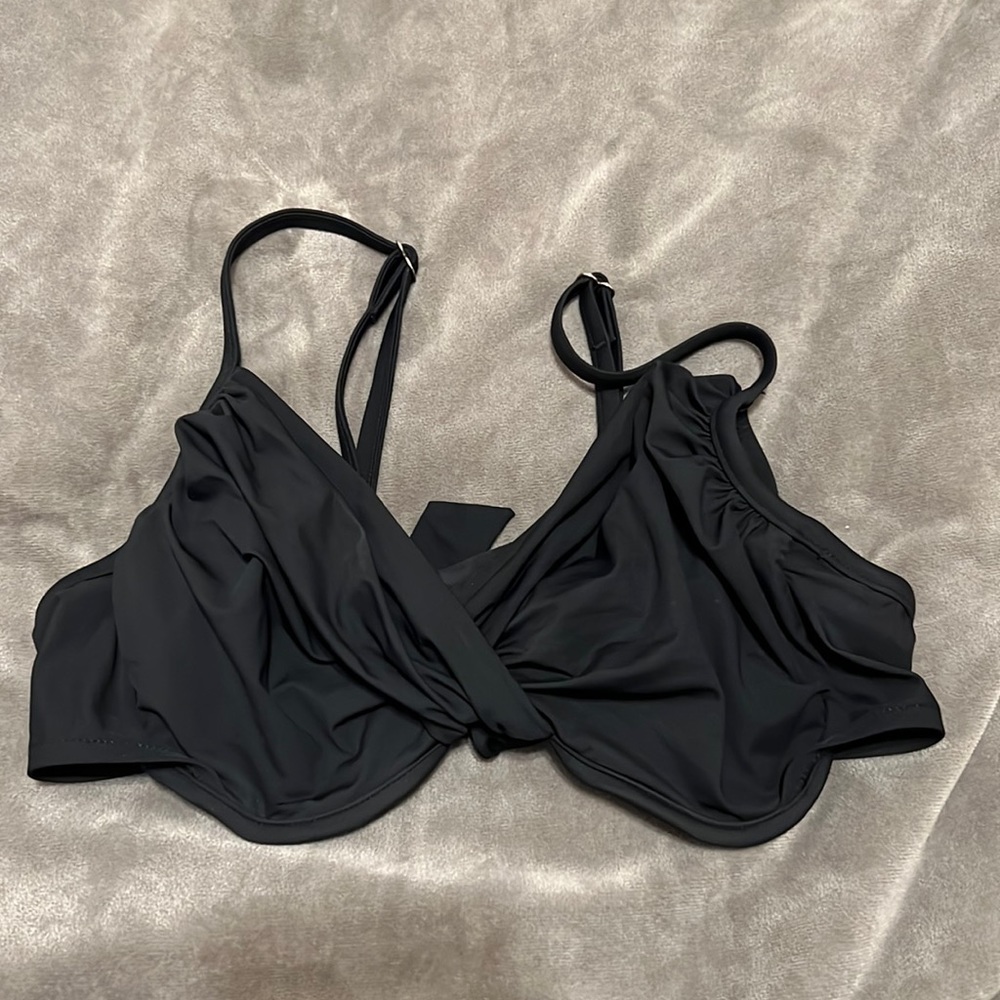 Twist black bikini top
